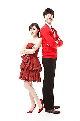 포토 JPG 스튜디오촬영 전신 커플 원피스 여자 남자 구두 포즈 모션 서기 웃음 누끼 사람 동양인 이벤트 20대 두명 빨간색 파티 팔짱 기댐 한국인 등돌리기 하이힐 스웨터 즐거움 청년만 성인만 국내포토 옷 감정 컬러 신발 상의 관계 실내 표정 인종 청년 여성화 파일형식