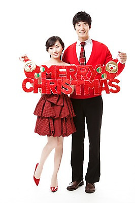 포토 JPG 스튜디오촬영 전신 커플 원피스 여자 남자 구두 포즈 크리스마스 모션 서기 웃음 누끼 사람 동양인 이벤트 20대 두명 앞모습 빨간색 파티 한국인 하이힐 스웨터 즐거움 청년만 성인만 국내포토 옷 기념일 감정 뷰포인트 컬러 신발 상의 관계 실내 표정 인종 청년 여성화 파일형식