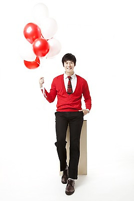 포토 JPG 스튜디오촬영 전신 남자 포즈 모션 한명 들기 누끼 사람 앉기 동양인 이벤트 20대 앞모습 빨간색 파티 한국인 나무상자 스웨터 풍선 남자만 남자한명만 성인남자만 청년만 청년남자만 청년남자한명만 성인한명만 성인남자한명만 성인만 국내포토 1 뷰포인트 컬러 상의 실내 인종 청년 상자 파일형식