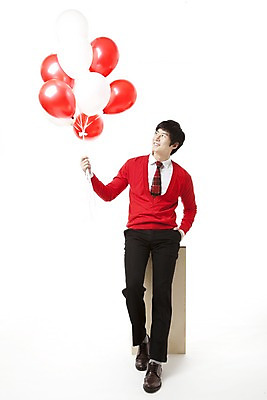 포토 JPG 스튜디오촬영 전신 응시 남자 포즈 모션 한명 들기 누끼 사람 앉기 동양인 이벤트 20대 앞모습 빨간색 파티 한국인 나무상자 스웨터 풍선 남자만 남자한명만 성인남자만 청년만 청년남자만 청년남자한명만 성인한명만 성인남자한명만 성인만 국내포토 1 시선 뷰포인트 컬러 상의 실내 인종 청년 상자 파일형식