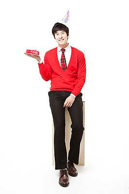 포토 JPG 스튜디오촬영 전신 모자 남자 포즈 모션 한명 웃음 들기 누끼 사람 앉기 동양인 이벤트 20대 앞모습 빨간색 파티 케이크 고깔모자 한국인 나무상자 스웨터 즐거움 남자만 남자한명만 성인남자만 청년만 청년남자만 청년남자한명만 성인한명만 성인남자한명만 성인만 국내포토 모자_잡화 1 잡화 감정 뷰포인트 컬러 상의 디저트 실내 표정 인종 청년 상자 파일형식
