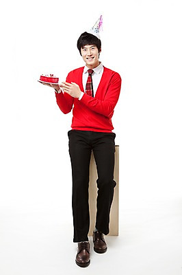 포토 JPG 스튜디오촬영 전신 모자 남자 포즈 모션 한명 웃음 들기 누끼 사람 앉기 동양인 이벤트 20대 앞모습 빨간색 파티 케이크 고깔모자 한국인 나무상자 스웨터 즐거움 남자만 남자한명만 성인남자만 청년만 청년남자만 청년남자한명만 성인한명만 성인남자한명만 성인만 국내포토 모자_잡화 1 잡화 감정 뷰포인트 컬러 상의 디저트 실내 표정 인종 청년 상자 파일형식