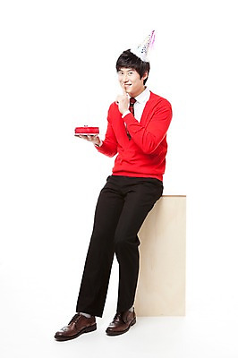 포토 JPG 스튜디오촬영 전신 모자 남자 포즈 모션 한명 들기 누끼 사람 앉기 동양인 손짓 이벤트 20대 옆모습 빨간색 파티 케이크 고깔모자 한국인 나무상자 스웨터 쉿 조용 남자만 남자한명만 성인남자만 청년만 청년남자만 청년남자한명만 성인한명만 성인남자한명만 성인만 국내포토 모자_잡화 1 잡화 뷰포인트 컬러 상의 디저트 실내 인종 청년 상자 파일형식
