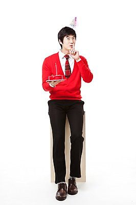 포토 JPG 스튜디오촬영 전신 모자 남자 포즈 모션 한명 들기 누끼 사람 앉기 동양인 손짓 이벤트 20대 앞모습 빨간색 파티 케이크 고깔모자 한국인 나무상자 스웨터 쉿 조용 남자만 남자한명만 성인남자만 청년만 청년남자만 청년남자한명만 성인한명만 성인남자한명만 성인만 국내포토 모자_잡화 1 잡화 뷰포인트 컬러 상의 디저트 실내 인종 청년 상자 파일형식