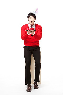 포토 JPG 스튜디오촬영 전신 모자 남자 포즈 모션 한명 들기 누끼 사람 앉기 동양인 이벤트 20대 앞모습 빨간색 파티 케이크 고깔모자 한국인 나무상자 스웨터 촛불끄기 남자만 남자한명만 성인남자만 청년만 청년남자만 청년남자한명만 성인한명만 성인남자한명만 성인만 국내포토 모자_잡화 1 잡화 뷰포인트 컬러 상의 디저트 실내 인종 청년 상자 끄기 파일형식