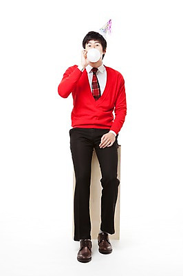 포토 JPG 스튜디오촬영 전신 모자 남자 포즈 모션 한명 누끼 사람 앉기 동양인 이벤트 20대 앞모습 빨간색 파티 고깔모자 한국인 나무상자 불기 스웨터 풍선 남자만 남자한명만 성인남자만 청년만 청년남자만 청년남자한명만 성인한명만 성인남자한명만 성인만 국내포토 모자_잡화 1 잡화 뷰포인트 컬러 상의 실내 인종 청년 상자 파일형식