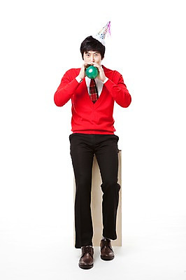 포토 JPG 스튜디오촬영 전신 모자 남자 포즈 모션 한명 누끼 사람 앉기 동양인 이벤트 20대 앞모습 빨간색 파티 고깔모자 한국인 나무상자 불기 스웨터 풍선 남자만 남자한명만 성인남자만 청년만 청년남자만 청년남자한명만 성인한명만 성인남자한명만 성인만 국내포토 모자_잡화 1 잡화 뷰포인트 컬러 상의 실내 인종 청년 상자 파일형식