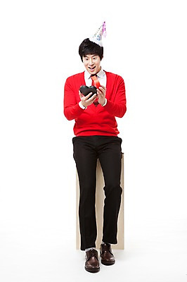 포토 JPG 스튜디오촬영 전신 모자 남자 포즈 모션 선물 한명 누끼 사람 앉기 동양인 이벤트 20대 앞모습 빨간색 파티 놀람 고깔모자 한국인 나무상자 스웨터 즐거움 남자만 남자한명만 성인남자만 청년만 청년남자만 청년남자한명만 성인한명만 성인남자한명만 성인만 내려보기 국내포토 모자_잡화 1 잡화 감정 뷰포인트 컬러 상의 실내 표정 인종 청년 상자 파일형식