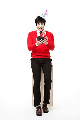 포토 JPG 스튜디오촬영 전신 모자 남자 포즈 모션 선물 한명 누끼 사람 앉기 동양인 이벤트 20대 앞모습 빨간색 파티 놀람 고깔모자 한국인 나무상자 스웨터 즐거움 남자만 남자한명만 성인남자만 청년만 청년남자만 청년남자한명만 성인한명만 성인남자한명만 성인만 내려보기 국내포토 모자_잡화 1 잡화 감정 뷰포인트 컬러 상의 실내 표정 인종 청년 상자 파일형식