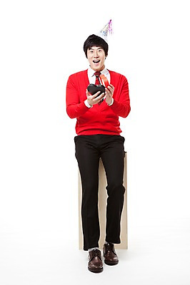 포토 JPG 스튜디오촬영 전신 모자 남자 포즈 모션 선물 한명 누끼 사람 앉기 동양인 이벤트 20대 앞모습 빨간색 파티 놀람 고깔모자 한국인 나무상자 스웨터 즐거움 남자만 남자한명만 성인남자만 청년만 청년남자만 청년남자한명만 성인한명만 성인남자한명만 성인만 국내포토 모자_잡화 1 잡화 감정 뷰포인트 컬러 상의 실내 표정 인종 청년 상자 파일형식