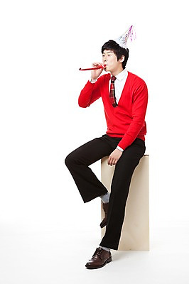 포토 JPG 스튜디오촬영 전신 모자 남자 포즈 모션 한명 누끼 사람 앉기 동양인 이벤트 20대 옆모습 빨간색 파티 고깔모자 한국인 나무상자 불기 스웨터 피리 남자만 남자한명만 성인남자만 청년만 청년남자만 청년남자한명만 성인한명만 성인남자한명만 성인만 국내포토 모자_잡화 1 잡화 뷰포인트 컬러 상의 실내 인종 청년 상자 목관악기 파일형식