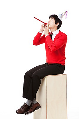 포토 JPG 스튜디오촬영 전신 모자 남자 포즈 모션 한명 누끼 사람 앉기 동양인 이벤트 20대 옆모습 빨간색 파티 고깔모자 한국인 올려보기 나무상자 불기 스웨터 피리 남자만 남자한명만 성인남자만 청년만 청년남자만 청년남자한명만 성인한명만 성인남자한명만 성인만 국내포토 모자_잡화 1 잡화 뷰포인트 컬러 상의 실내 인종 청년 상자 목관악기 파일형식