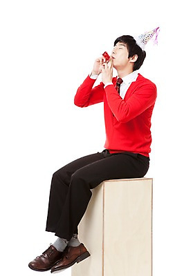 포토 JPG 스튜디오촬영 전신 모자 남자 포즈 모션 한명 누끼 사람 앉기 동양인 이벤트 20대 옆모습 빨간색 파티 눈감음 고깔모자 한국인 나무상자 불기 스웨터 피리 남자만 남자한명만 성인남자만 청년만 청년남자만 청년남자한명만 성인한명만 성인남자한명만 성인만 국내포토 모자_잡화 1 잡화 뷰포인트 컬러 상의 실내 인종 청년 상자 목관악기 파일형식