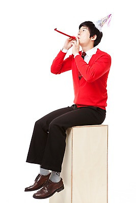 포토 JPG 스튜디오촬영 전신 모자 남자 포즈 모션 한명 누끼 사람 앉기 동양인 이벤트 20대 옆모습 빨간색 파티 고깔모자 한국인 올려보기 나무상자 불기 스웨터 피리 남자만 남자한명만 성인남자만 청년만 청년남자만 청년남자한명만 성인한명만 성인남자한명만 성인만 국내포토 모자_잡화 1 잡화 뷰포인트 컬러 상의 실내 인종 청년 상자 목관악기 파일형식