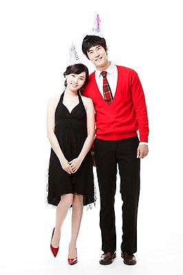 포토 JPG 스튜디오촬영 전신 커플 드레스 여자 남자 구두 포즈 모션 서기 웃음 누끼 사람 동양인 이벤트 20대 두명 앞모습 빨간색 파티 한국인 하이힐 스웨터 즐거움 청년만 성인만 국내포토 옷 감정 뷰포인트 컬러 신발 상의 관계 실내 표정 인종 청년 여성화 파일형식