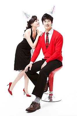 포토 JPG 스튜디오촬영 전신 커플 드레스 여자 남자 구두 포즈 의자 모션 서기 웃음 누끼 사람 앉기 동양인 이벤트 20대 두명 빨간색 파티 기댐 한국인 하이힐 스웨터 즐거움 청년만 성인만 국내포토 옷 감정 컬러 가구 신발 상의 관계 실내 표정 인종 청년 여성화 파일형식