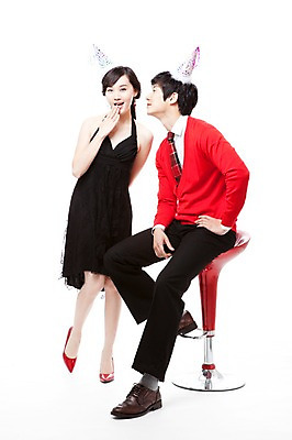 포토 JPG 스튜디오촬영 전신 커플 드레스 여자 남자 구두 포즈 의자 모션 서기 웃음 누끼 사람 앉기 동양인 이벤트 20대 두명 빨간색 파티 한국인 하이힐 스웨터 즐거움 청년만 성인만 국내포토 옷 감정 컬러 가구 신발 상의 관계 실내 표정 인종 청년 여성화 파일형식