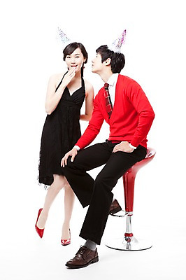 포토 JPG 스튜디오촬영 전신 커플 드레스 여자 남자 구두 포즈 의자 모션 서기 웃음 누끼 사람 앉기 동양인 이벤트 20대 두명 빨간색 파티 한국인 하이힐 스웨터 즐거움 청년만 성인만 국내포토 옷 감정 컬러 가구 신발 상의 관계 실내 표정 인종 청년 여성화 파일형식