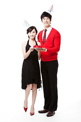 포토 JPG 스튜디오촬영 전신 모자 커플 드레스 여자 남자 구두 포즈 모션 서기 들기 누끼 사람 동양인 이벤트 20대 두명 앞모습 빨간색 파티 케이크 고깔모자 한국인 하이힐 스웨터 청년만 성인만 국내포토 모자_잡화 잡화 옷 뷰포인트 컬러 신발 상의 관계 디저트 실내 인종 청년 여성화 파일형식