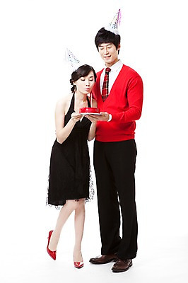포토 JPG 스튜디오촬영 전신 모자 커플 드레스 여자 남자 구두 포즈 모션 서기 들기 누끼 사람 동양인 이벤트 20대 두명 앞모습 빨간색 파티 케이크 고깔모자 한국인 하이힐 스웨터 촛불끄기 청년만 성인만 내려보기 국내포토 모자_잡화 잡화 옷 뷰포인트 컬러 신발 상의 관계 디저트 실내 인종 청년 여성화 끄기 파일형식