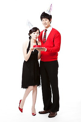 포토 JPG 스튜디오촬영 전신 모자 커플 드레스 여자 남자 구두 포즈 모션 서기 들기 누끼 사람 동양인 이벤트 20대 두명 앞모습 빨간색 파티 케이크 고깔모자 한국인 하이힐 스웨터 촛불끄기 청년만 성인만 내려보기 국내포토 모자_잡화 잡화 옷 뷰포인트 컬러 신발 상의 관계 디저트 실내 인종 청년 여성화 끄기 파일형식