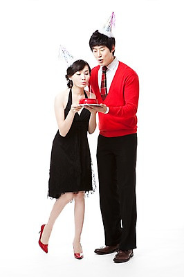 포토 JPG 스튜디오촬영 전신 모자 커플 드레스 여자 남자 구두 포즈 모션 서기 들기 누끼 사람 동양인 이벤트 20대 두명 앞모습 빨간색 파티 케이크 고깔모자 한국인 하이힐 스웨터 촛불끄기 청년만 성인만 국내포토 모자_잡화 잡화 옷 뷰포인트 컬러 신발 상의 관계 디저트 실내 인종 청년 여성화 끄기 파일형식