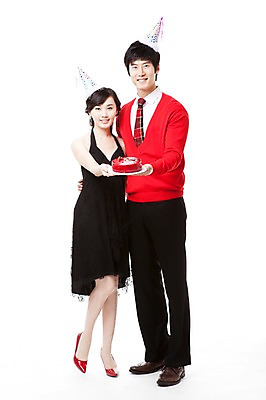 포토 JPG 스튜디오촬영 전신 모자 커플 드레스 여자 남자 행복 구두 포즈 모션 서기 웃음 들기 누끼 사람 동양인 이벤트 20대 두명 앞모습 빨간색 파티 케이크 고깔모자 한국인 하이힐 스웨터 즐거움 주기 청년만 성인만 국내포토 모자_잡화 잡화 옷 감정 뷰포인트 컬러 신발 상의 관계 디저트 실내 표정 인종 청년 여성화 파일형식