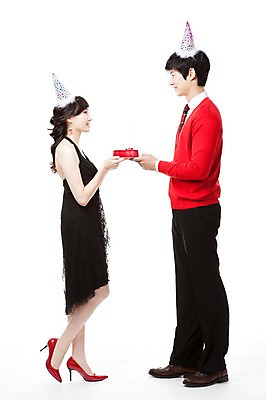 포토 JPG 스튜디오촬영 전신 모자 커플 드레스 여자 남자 행복 구두 포즈 모션 서기 웃음 들기 누끼 사람 동양인 이벤트 20대 두명 옆모습 빨간색 파티 마주보기 케이크 고깔모자 한국인 하이힐 스웨터 즐거움 청년만 성인만 국내포토 모자_잡화 잡화 옷 감정 뷰포인트 컬러 신발 상의 관계 디저트 실내 표정 인종 청년 여성화 파일형식