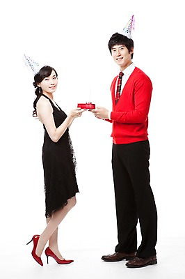 포토 JPG 스튜디오촬영 전신 모자 커플 드레스 여자 남자 행복 구두 포즈 모션 서기 웃음 들기 누끼 사람 동양인 이벤트 20대 두명 옆모습 빨간색 파티 케이크 고깔모자 한국인 하이힐 스웨터 즐거움 청년만 성인만 국내포토 모자_잡화 잡화 옷 감정 뷰포인트 컬러 신발 상의 관계 디저트 실내 표정 인종 청년 여성화 파일형식