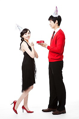 포토 JPG 스튜디오촬영 전신 모자 커플 드레스 여자 남자 행복 구두 포즈 모션 서기 웃음 들기 누끼 사람 동양인 이벤트 20대 두명 옆모습 빨간색 파티 케이크 고깔모자 한국인 하이힐 스웨터 즐거움 청년만 성인만 국내포토 모자_잡화 잡화 옷 감정 뷰포인트 컬러 신발 상의 관계 디저트 실내 표정 인종 청년 여성화 파일형식