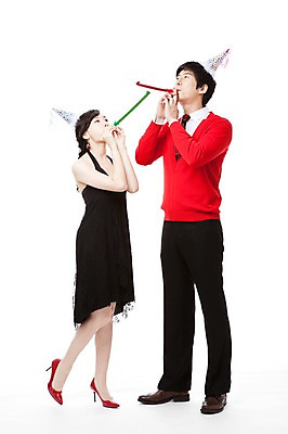 포토 JPG 스튜디오촬영 전신 모자 커플 드레스 여자 남자 구두 포즈 모션 서기 누끼 사람 동양인 이벤트 20대 두명 옆모습 빨간색 파티 고깔모자 한국인 하이힐 불기 스웨터 피리 청년만 성인만 국내포토 모자_잡화 잡화 옷 뷰포인트 컬러 신발 상의 관계 실내 인종 청년 여성화 목관악기 파일형식