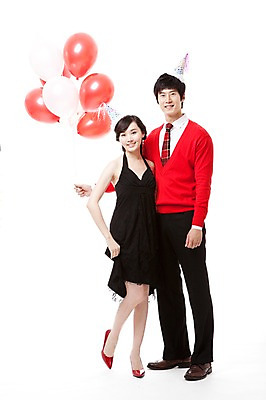 포토 JPG 스튜디오촬영 전신 모자 커플 드레스 여자 남자 구두 포즈 모션 서기 누끼 사람 동양인 이벤트 20대 두명 앞모습 빨간색 파티 고깔모자 한국인 하이힐 스웨터 풍선 청년만 성인만 국내포토 모자_잡화 잡화 옷 뷰포인트 컬러 신발 상의 관계 실내 인종 청년 여성화 파일형식