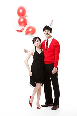 포토 JPG 스튜디오촬영 전신 모자 커플 드레스 여자 남자 구두 포즈 모션 서기 누끼 사람 동양인 이벤트 20대 두명 앞모습 빨간색 파티 고깔모자 한국인 하이힐 스웨터 풍선 청년만 성인만 국내포토 모자_잡화 잡화 옷 뷰포인트 컬러 신발 상의 관계 실내 인종 청년 여성화 파일형식