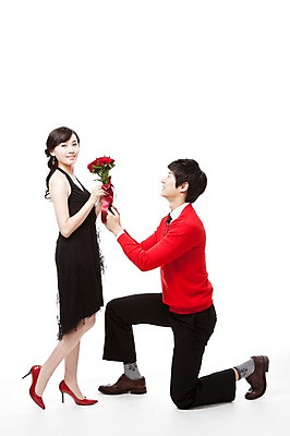 포토 JPG 스튜디오촬영 전신 커플 드레스 여자 남자 행복 구두 포즈 프로포즈 모션 서기 웃음 누끼 사람 동양인 이벤트 20대 두명 옆모습 빨간색 한국인 하이힐 무릎꿇기 스웨터 즐거움 청년만 성인만 국내포토 옷 감정 뷰포인트 컬러 신발 상의 관계 실내 표정 인종 청년 여성화 파일형식