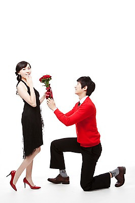 포토 JPG 스튜디오촬영 전신 커플 드레스 여자 남자 행복 구두 포즈 프로포즈 모션 서기 웃음 누끼 사람 동양인 이벤트 20대 두명 옆모습 빨간색 한국인 하이힐 무릎꿇기 스웨터 즐거움 청년만 성인만 국내포토 옷 감정 뷰포인트 컬러 신발 상의 관계 실내 표정 인종 청년 여성화 파일형식