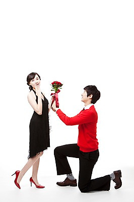 포토 JPG 스튜디오촬영 전신 커플 드레스 여자 남자 구두 꽃다발 포즈 프로포즈 모션 서기 누끼 사람 동양인 이벤트 20대 두명 옆모습 빨간색 장미 한국인 하이힐 무릎꿇기 스웨터 청년만 성인만 국내포토 옷 꽃 뷰포인트 컬러 신발 상의 관계 실내 인종 청년 여성화 파일형식
