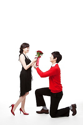 포토 JPG 스튜디오촬영 전신 커플 드레스 여자 남자 구두 꽃다발 포즈 프로포즈 모션 서기 누끼 사람 동양인 이벤트 20대 두명 옆모습 빨간색 장미 한국인 하이힐 무릎꿇기 스웨터 청년만 성인만 국내포토 옷 꽃 뷰포인트 컬러 신발 상의 관계 실내 인종 청년 여성화 파일형식