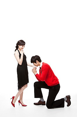 포토 JPG 스튜디오촬영 전신 커플 드레스 여자 남자 구두 꽃다발 포즈 프로포즈 모션 손등키스 서기 누끼 사람 동양인 이벤트 20대 두명 옆모습 빨간색 장미 한국인 하이힐 무릎꿇기 스웨터 청년만 성인만 내려보기 국내포토 옷 꽃 뷰포인트 컬러 신발 상의 관계 키스 실내 인종 청년 여성화 파일형식