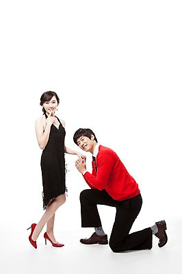 포토 JPG 스튜디오촬영 전신 커플 드레스 여자 남자 구두 포즈 프로포즈 모션 서기 누끼 사람 동양인 이벤트 20대 두명 옆모습 빨간색 한국인 하이힐 무릎꿇기 스웨터 청년만 성인만 국내포토 옷 뷰포인트 컬러 신발 상의 관계 실내 인종 청년 여성화 파일형식