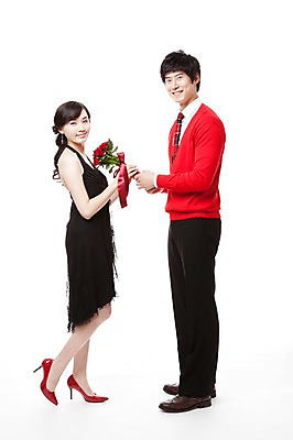 포토 JPG 스튜디오촬영 전신 커플 드레스 여자 남자 구두 꽃다발 포즈 프로포즈 모션 서기 누끼 사람 동양인 이벤트 20대 두명 옆모습 빨간색 장미 한국인 하이힐 스웨터 청년만 성인만 국내포토 옷 꽃 뷰포인트 컬러 신발 상의 관계 실내 인종 청년 여성화 파일형식