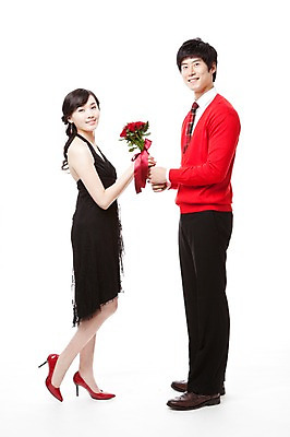 포토 JPG 스튜디오촬영 전신 커플 드레스 여자 남자 구두 꽃다발 포즈 프로포즈 모션 서기 누끼 사람 동양인 이벤트 20대 두명 옆모습 빨간색 장미 한국인 하이힐 스웨터 청년만 성인만 국내포토 옷 꽃 뷰포인트 컬러 신발 상의 관계 실내 인종 청년 여성화 파일형식