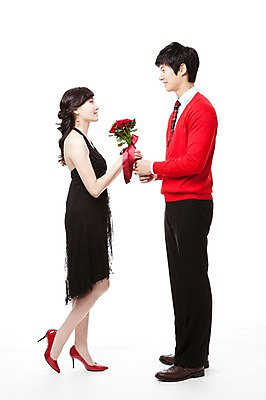 포토 JPG 스튜디오촬영 전신 커플 드레스 여자 남자 구두 꽃다발 포즈 프로포즈 모션 서기 누끼 사람 동양인 이벤트 20대 두명 옆모습 빨간색 장미 마주보기 한국인 하이힐 스웨터 청년만 성인만 국내포토 옷 꽃 뷰포인트 컬러 신발 상의 관계 실내 인종 청년 여성화 파일형식