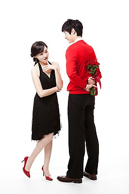 포토 JPG 스튜디오촬영 전신 커플 드레스 여자 남자 구두 꽃다발 포즈 프로포즈 모션 서기 누끼 사람 동양인 이벤트 20대 두명 옆모습 빨간색 장미 한국인 하이힐 스웨터 호기심 뒷짐 청년만 성인만 국내포토 옷 꽃 감정 뷰포인트 컬러 신발 컨셉 상의 관계 실내 인종 청년 여성화 파일형식