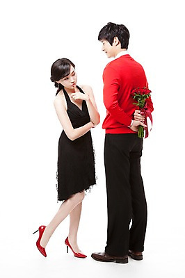 포토 JPG 스튜디오촬영 전신 커플 드레스 여자 남자 구두 꽃다발 포즈 프로포즈 모션 서기 누끼 사람 동양인 이벤트 20대 두명 옆모습 빨간색 장미 한국인 하이힐 스웨터 호기심 뒷짐 청년만 성인만 국내포토 옷 꽃 감정 뷰포인트 컬러 신발 컨셉 상의 관계 실내 인종 청년 여성화 파일형식