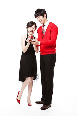 포토 JPG 스튜디오촬영 전신 커플 드레스 여자 남자 구두 포즈 프로포즈 모션 선물 서기 누끼 사람 동양인 이벤트 20대 두명 앞모습 빨간색 파티 놀람 한국인 하이힐 스웨터 청년만 성인만 내려보기 국내포토 옷 감정 뷰포인트 컬러 신발 상의 관계 실내 표정 인종 청년 여성화 파일형식