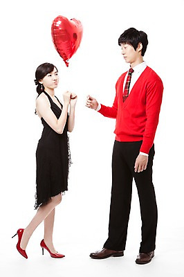 포토 JPG 스튜디오촬영 전신 커플 응시 드레스 여자 남자 행복 구두 포즈 프로포즈 모션 서기 웃음 누끼 사람 동양인 이벤트 20대 두명 빨간색 파티 한국인 하이힐 스웨터 즐거움 풍선 청년만 성인만 국내포토 시선 옷 감정 컬러 신발 상의 관계 실내 표정 인종 청년 여성화 파일형식