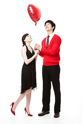 포토 JPG 스튜디오촬영 전신 커플 응시 드레스 여자 남자 행복 구두 포즈 프로포즈 모션 서기 웃음 누끼 사람 동양인 이벤트 20대 두명 빨간색 파티 한국인 하이힐 스웨터 즐거움 풍선 청년만 성인만 국내포토 시선 옷 감정 컬러 신발 상의 관계 실내 표정 인종 청년 여성화 파일형식