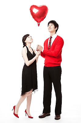 포토 JPG 스튜디오촬영 전신 커플 응시 드레스 여자 남자 행복 구두 포즈 프로포즈 모션 서기 웃음 누끼 사람 동양인 이벤트 20대 두명 빨간색 파티 한국인 하이힐 스웨터 즐거움 풍선 청년만 성인만 국내포토 시선 옷 감정 컬러 신발 상의 관계 실내 표정 인종 청년 여성화 파일형식