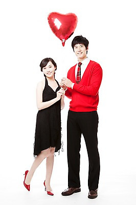 포토 JPG 스튜디오촬영 전신 커플 드레스 여자 남자 행복 구두 포즈 프로포즈 모션 서기 웃음 누끼 사람 동양인 이벤트 20대 두명 빨간색 파티 한국인 하이힐 스웨터 즐거움 풍선 청년만 성인만 국내포토 옷 감정 컬러 신발 상의 관계 실내 표정 인종 청년 여성화 파일형식