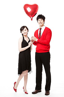 포토 JPG 스튜디오촬영 전신 커플 드레스 여자 남자 행복 구두 포즈 프로포즈 모션 서기 웃음 누끼 사람 동양인 이벤트 20대 두명 빨간색 파티 한국인 하이힐 스웨터 즐거움 풍선 청년만 성인만 국내포토 옷 감정 컬러 신발 상의 관계 실내 표정 인종 청년 여성화 파일형식